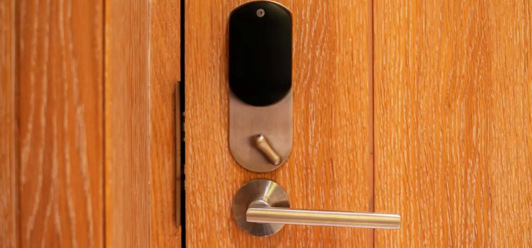 Automatic Locking Door Knob Brea